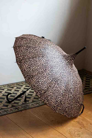 A beautiful leopard print umbrella with a curve handle.