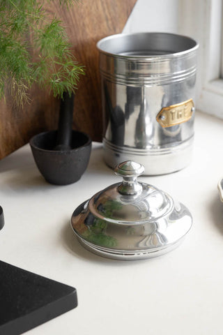 Detail image of the Vintage- Style The’ Tea Tin