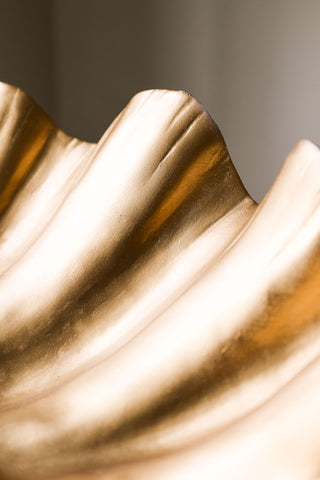 Close-up image of the gold inside on the Large White & Gold Clam Shell Display Dish