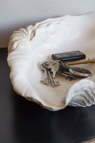Close-up image of the Large White Resin Clam Shell Display Dish with some keys in it