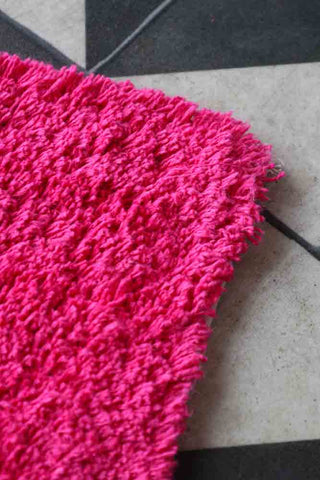 Detail image of the And Relax Hot Pink Tufted Bath Mat