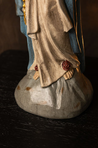 Close-up of the base of the Antique-Style Santa Maria Table Lamp.