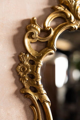 Close-up of the frame on the Beautiful Ornate Gold Wall Mirror. 