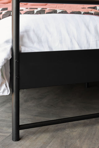 Image of the finish for the Black Metal Four-Poster Bed - European King Size