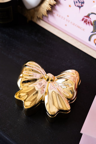 Image of the finish on the Gold Bow Trinket Box