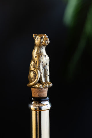 Detail image of the Gold Leopard Bottle Stopper