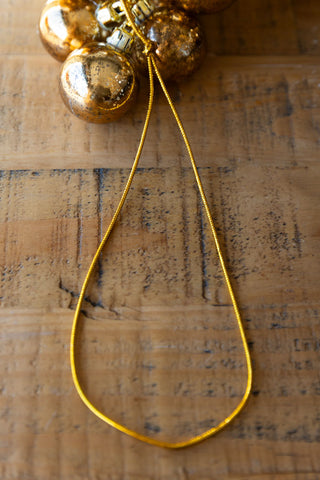 Close-up of the hanging loop on the Gold Antique-Effect Bauble Christmas Garland.
