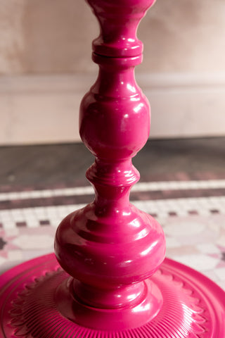 The curved table leg detailing on the Hot Pink Heart Metal Side Table. 