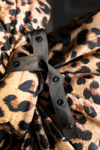 Close-up of the fastenings on the Leopard Print Velvet Oversized Bow Decoration.