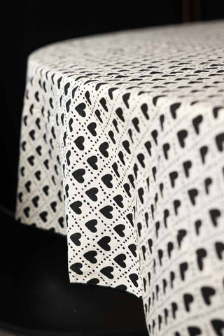 Image of the finish of the Monochrome Heart Cotton Tablecloth