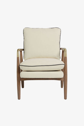 Natural armchair with wooden frame seen from the front, on a white background.
