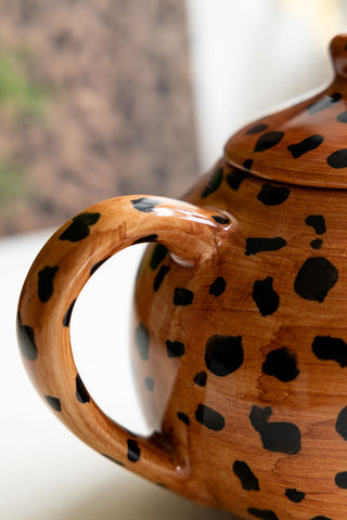 Image of the handle on the Painted Leopard Print Teapot
