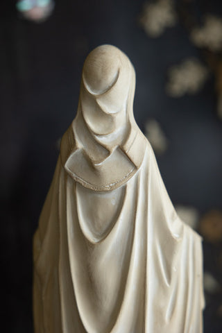Image of the back of the Santa Maria Statue Ornament
