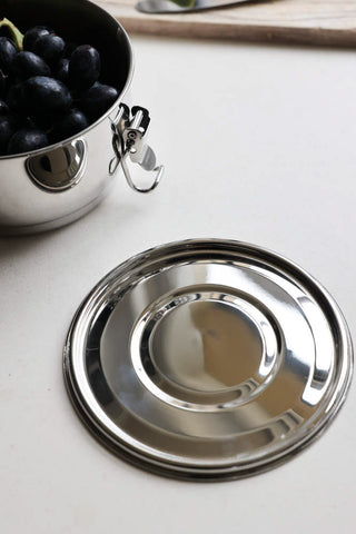 Image of the finish on the Stainless Steel Air Tight Lunch Box