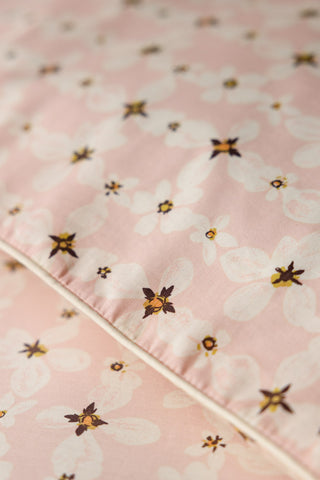 Close-up of the print on the Blush Pink Daisy Bedding Set with Piped Edge.