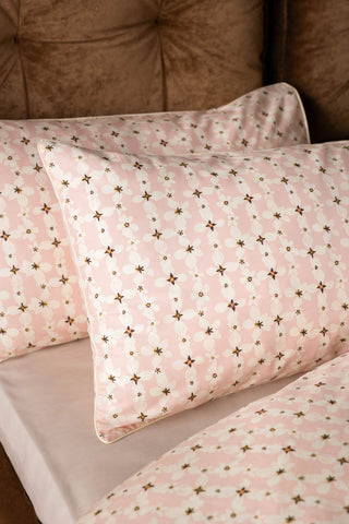 Close-up of the pillowcases in the the Blush Pink Daisy Bedding Set with Piped Edge.