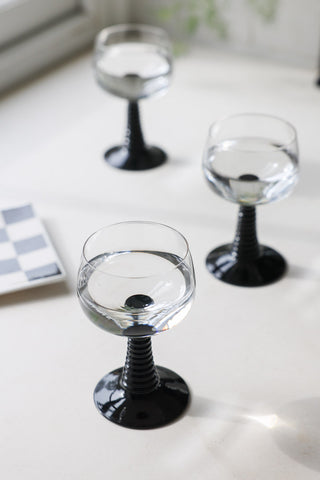 Image of the 70s French Style Wine Glass In Black