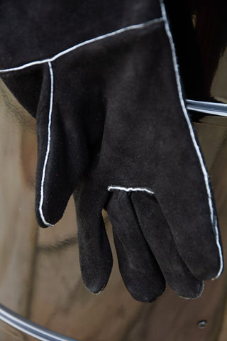 Close-up image of the fingers on the BBQ Leather Glove