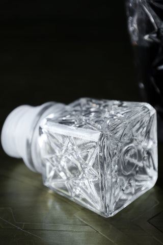 Image of the stopper for the Glass Carafe With Floral Pattern