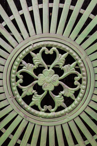 Close-up image of the centre of the table from the Green Metal Garden Table & Chair Set
