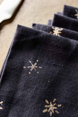 Detail image of the Set Of 4 Dark Grey Napkins With Gold Stars