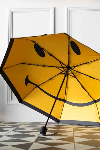 Lifestyle image of the Smiley® Umbrella