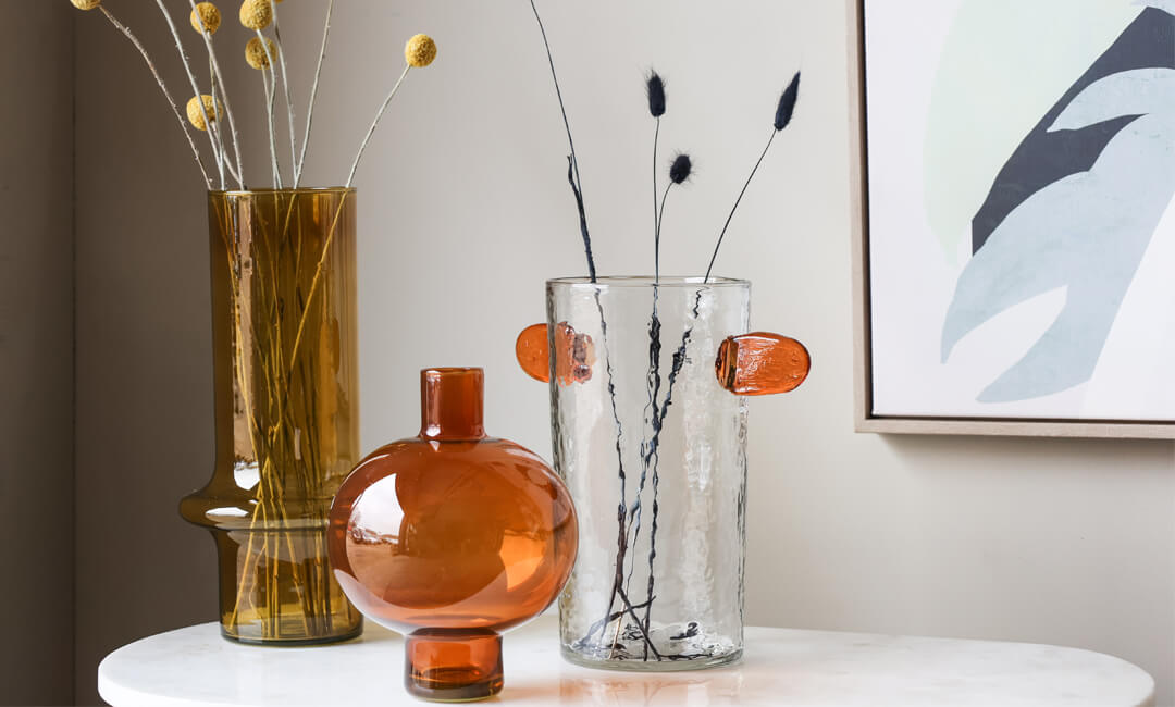 image de style de vie de vases en verre recyclé en verre orange, jaune et transparent pour une maison écologique
