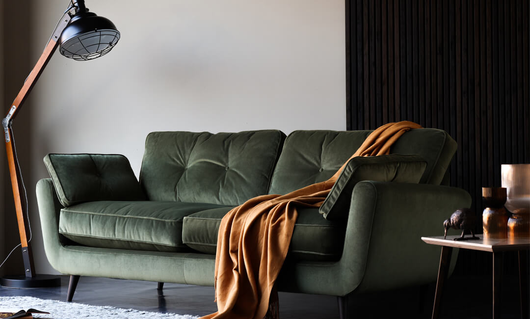 image d'un canapé en velours vert fabriqué à partir de matériaux durables