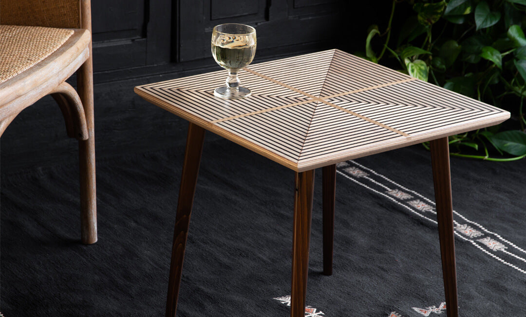 image d'une table d'appoint carrée fabriquée avec des matériaux durables