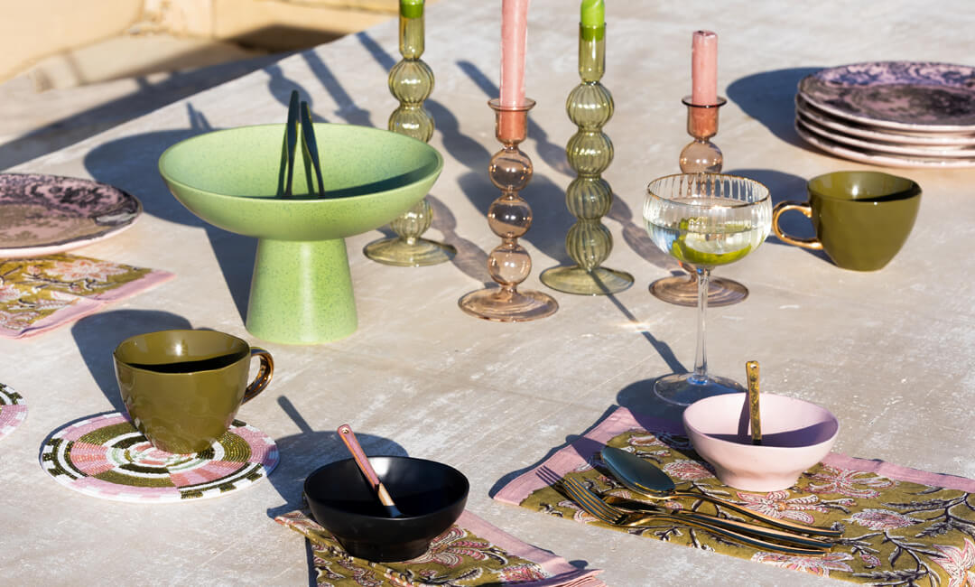 al fresco dining table setting in pink and mint tones